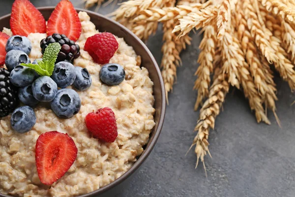 Yulaf ezmesi kase çilek ile 