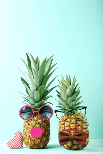 Dojrzałe ananasy z okularami — Zdjęcie stockowe