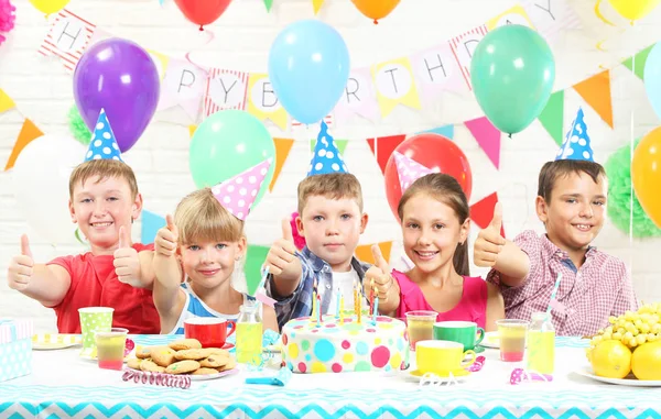 Glada barn ha roligt på födelsedagsfest — Stockfoto
