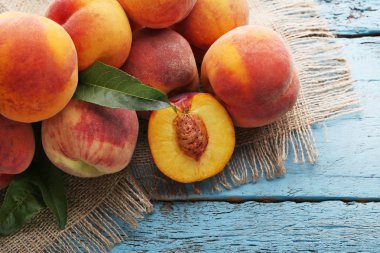 Olgun şeftali meyve yas ile