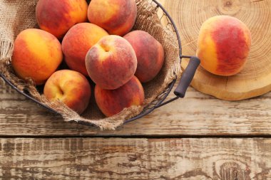 Olgun şeftali meyve sepeti