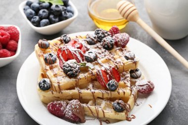 tatlı waffle çilek ile