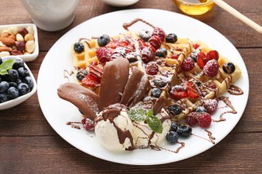 Tatlı çilek ve dondurma waffle