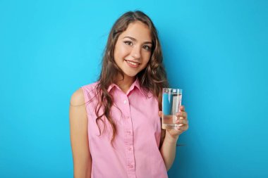 Su üzerinde mavi arka plan ile genç kadın portresi