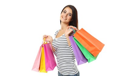 Beyaz arka plan üzerinde alışveriş torbaları ile genç kadın portresi