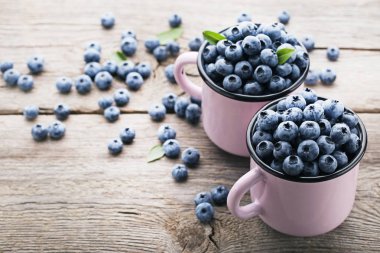 Pembe kupalar içinde olgunlaşmış yaban mersini