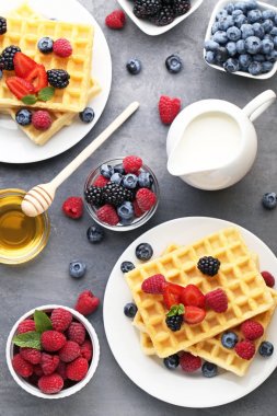 tatlı waffle çilek ile