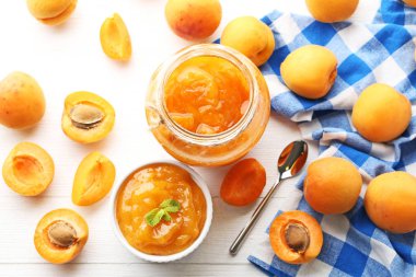 Kase ve cam kavanoza kayısı reçeli