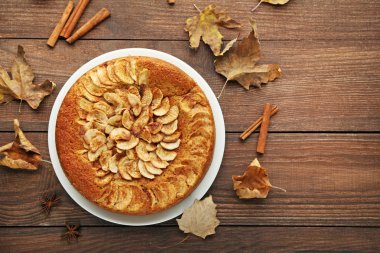 Elma pasta plaka kuru yaprakları ile