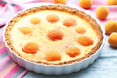 Masada peçete ile kayısı tart