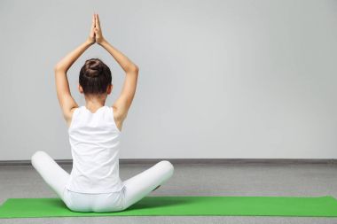 Mat egzersizleri yapıyor kız