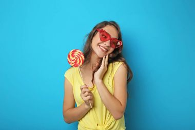 Lolipop mavi zemin üzerine olan kadın portresi