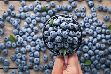 Pembe mug içinde olgunlaşmış yaban mersini 