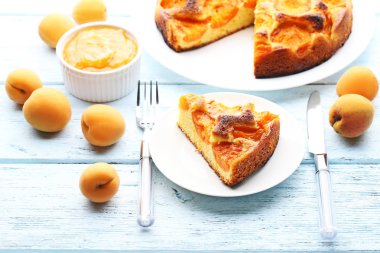 Parça meyve ile kayısı kek 