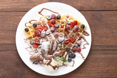 Tatlı çilek ve dondurma waffle