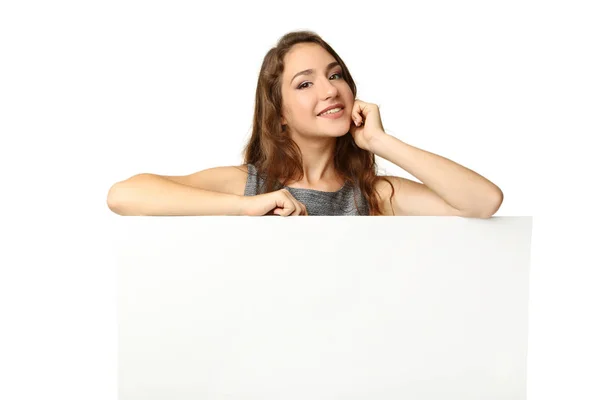 Mladá žena s prázdného papíru na bílém pozadí — Stock fotografie
