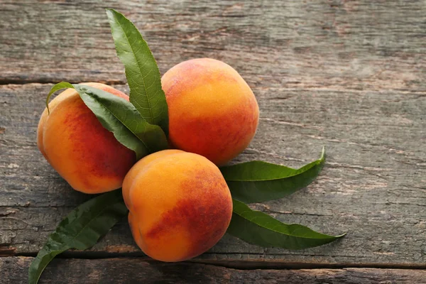 Rijpe perziken vruchten — Stockfoto