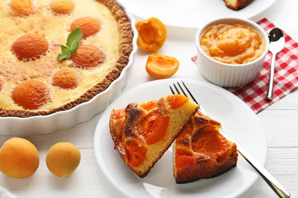 Scheiben Aprikosenkuchen — Stockfoto