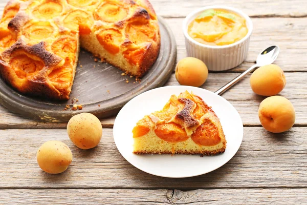 Parça meyve ile kayısı kek 