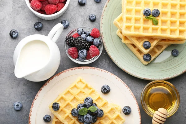 tatlı waffle çilek ile