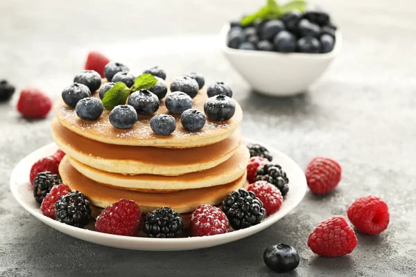 Deliciosos panqueques con bayas — Foto de Stock