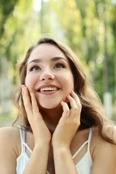 Portrait of beautiful young woman in park — Stock Photo, Image