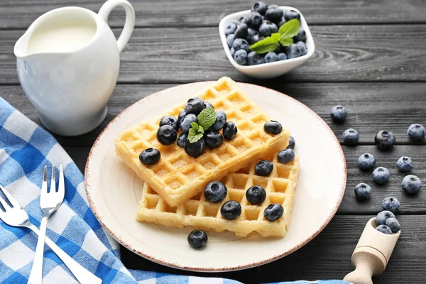 Waffles doces com mirtilos — Fotografia de Stock