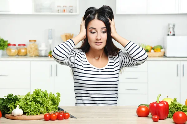 Mulher bonita com legumes na cozinha — Fotografia de Stock