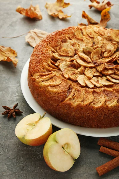 Яблочный пирог с корицей и анисом — стоковое фото