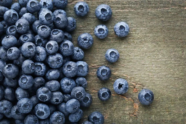 Reife Blaubeeren auf dem Tisch — Stockfoto