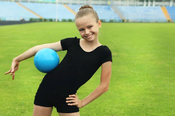 Γυμναστής κορίτσι με μπάλα — Φωτογραφία Αρχείου
