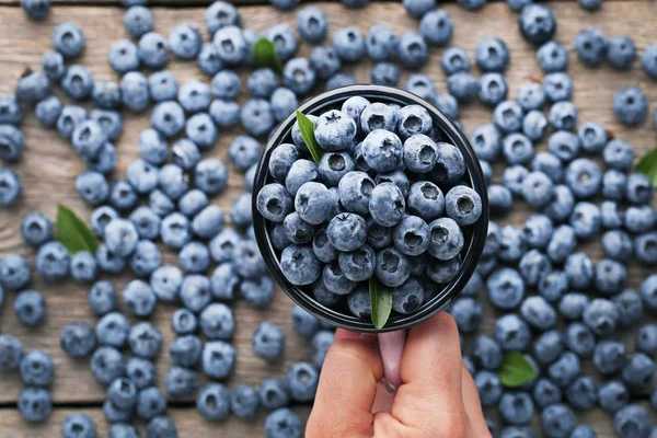 Pembe mug içinde olgunlaşmış yaban mersini 