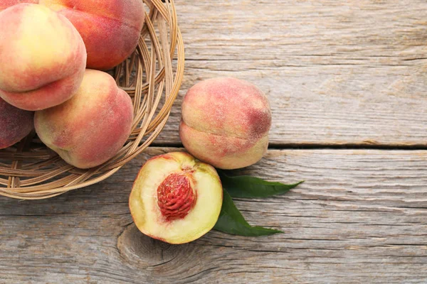 Rijpe perziken vruchten in mand — Stockfoto