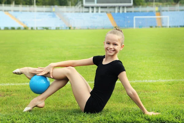 Mladá dívka gymnastka míč — Stock fotografie