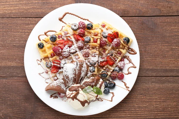 Tatlı çilek ve dondurma waffle