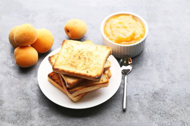 Kabın içinde kayısı reçeli 