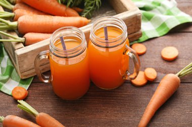 Taze havuç suyu kavanoz