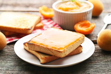 Kabın içinde kayısı reçeli