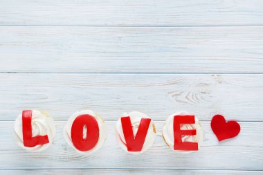 Mavi ahşap bir masa üzerinde lezzetli kek