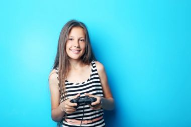Mavi arka plan üzerinde joystick ile güzel kız portresi