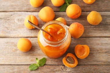 Kayısı reçel kavanoz içinde 