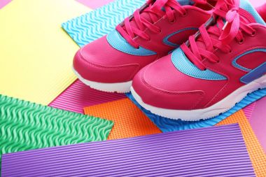 Pembe spor ayakkabı