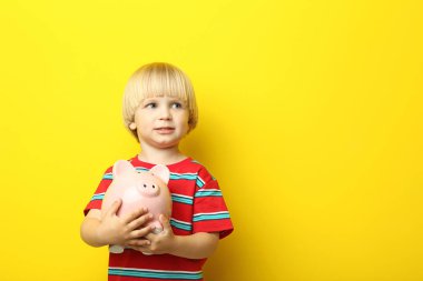 Servet Sarı zemin üzerine olan küçük çocuk portresi