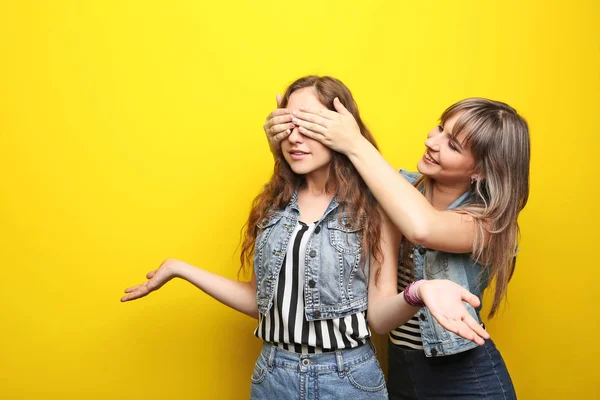 Två unga kvinna på gul bakgrund — Stockfoto