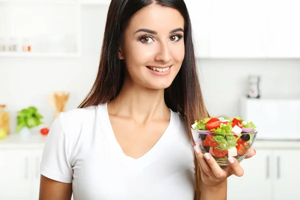 Mulher bonita comendo salada de legumes — Fotografia de Stock