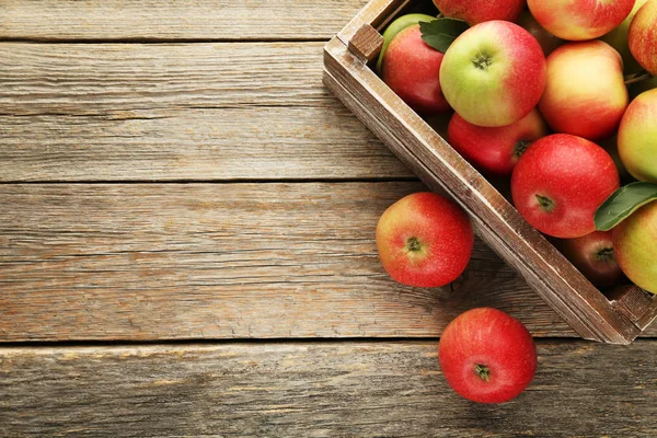 Manzanas maduras en cajón —  Fotos de Stock