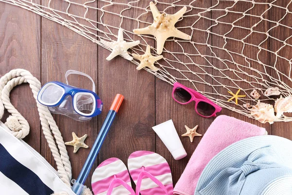 Accesorios de playa en la mesa — Foto de Stock