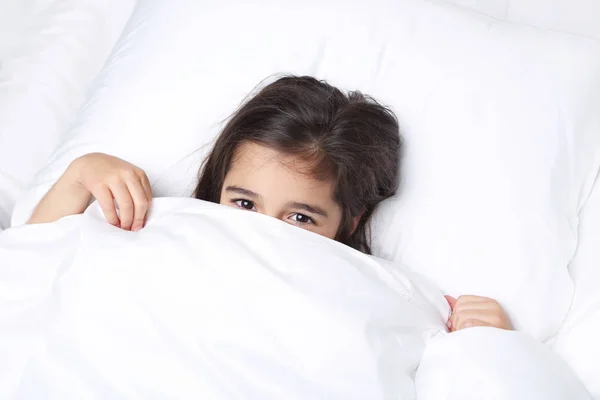 Schönes kleines Mädchen schläft im weißen Bett — Stockfoto