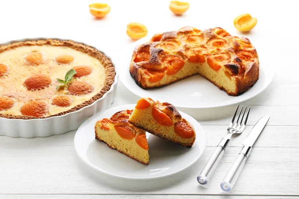 Aprikosenkuchen mit Früchten — Stockfoto