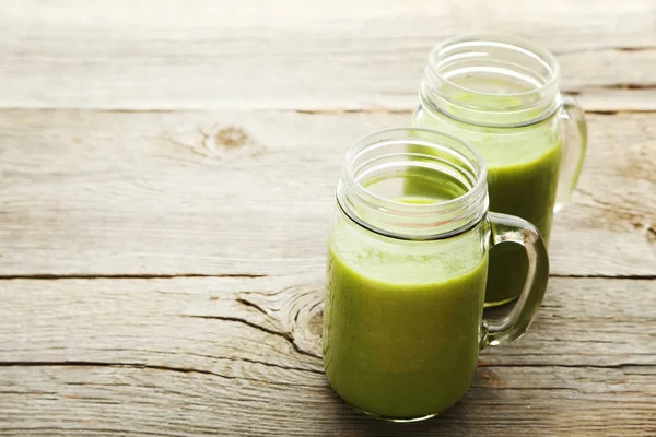 Şişe suyu salatalık ile